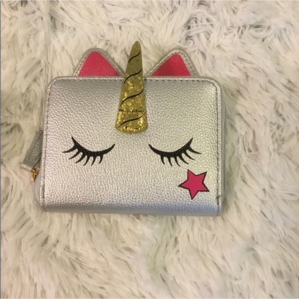 Zip around wallet measures 5 x 4 NWT